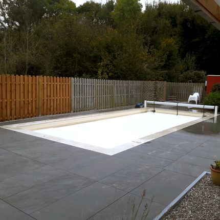 Construction de piscine extérieure avec couverture isolante